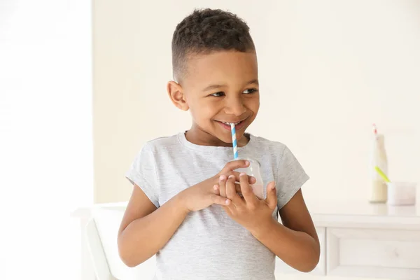 Afro-americano menino bebendo iogurte — Fotografia de Stock