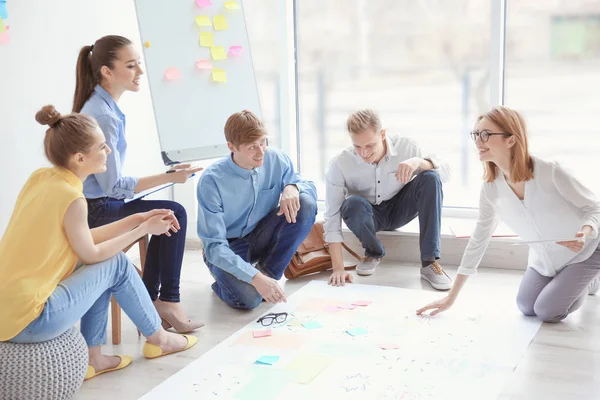 Une équipe de jeunes responsables marketing discute d'un nouveau projet au bureau — Photo