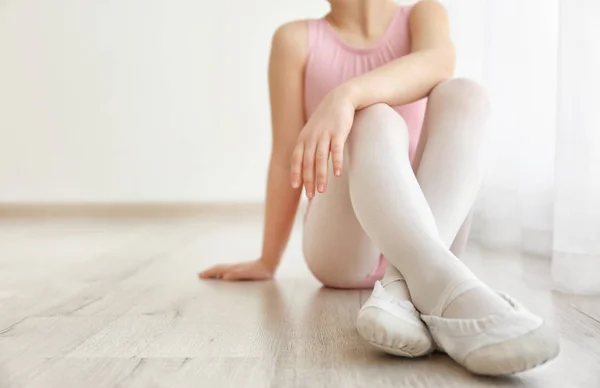 Cute little girl sitting at dance class — Stock Photo, Image