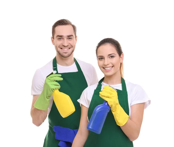 Equipe de serviço de limpeza em aventais verdes no fundo branco — Fotografia de Stock