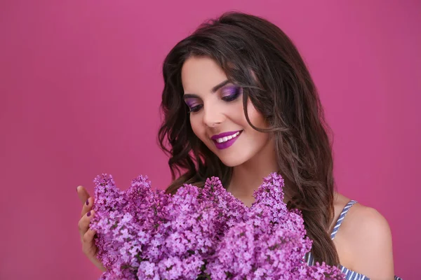 Donna con bouquet di lilla — Foto Stock