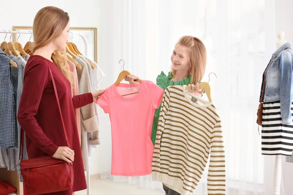 Мать и дочь выбирают одежду — стоковое фото