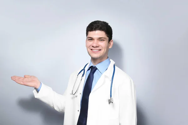 Guapo joven doctor — Foto de Stock