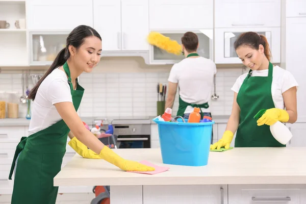 Equipe de serviço de limpeza no trabalho na cozinha — Fotografia de Stock