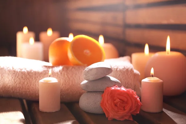 Hermoso entorno de spa con velas — Foto de Stock