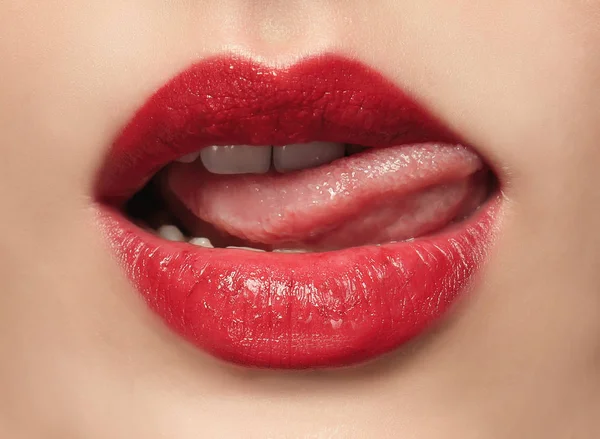 Donna con le labbra rosse — Foto Stock