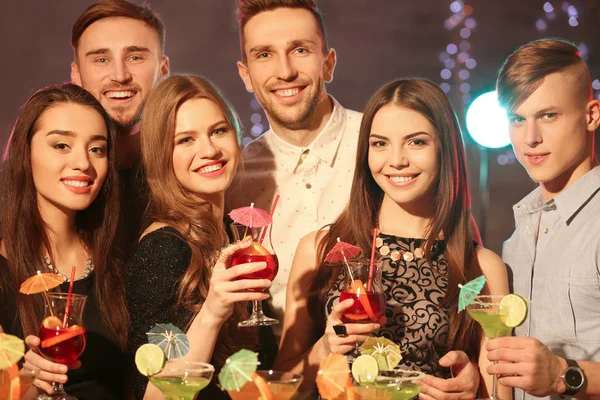 Vrienden Met Lekkere Cocktails Feest Nachtclub — Stockfoto