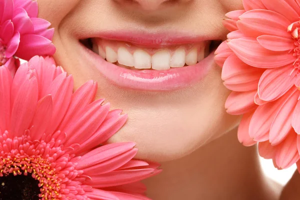 Läppar med vacker ung kvinna och blommor — Stockfoto