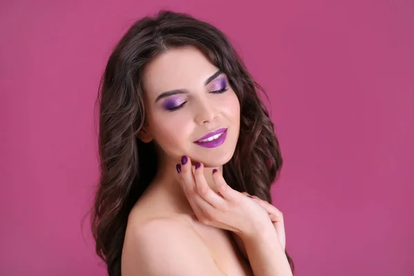 Jonge vrouw met lila make-up — Stockfoto