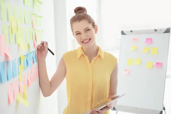 Young woman holding tablet — Stock Photo, Image