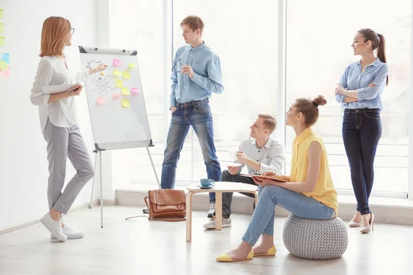 Mujer joven haciendo presentación en la oficina — Foto de Stock