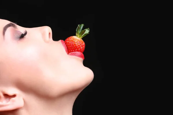 Jovem mulher comendo morango — Fotografia de Stock