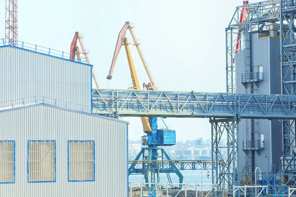 Factory in sea port — Stock Photo, Image