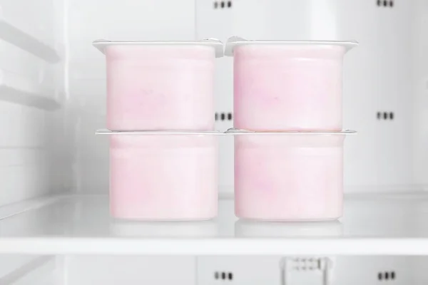 Tasses en plastique avec yaourt — Photo