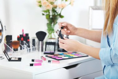 iş yerinde profesyonel makyaj sanatçısı