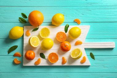 Farklı narenciye meyve ile beyaz kesme tahtası 