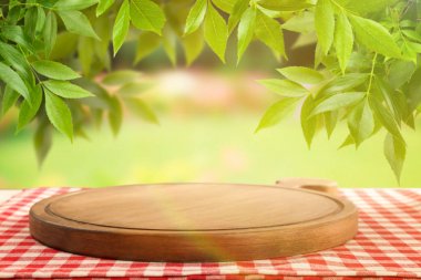 Ahşap tahta masa üzerinde