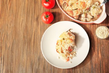 Tavuklu pilav ve sebze.