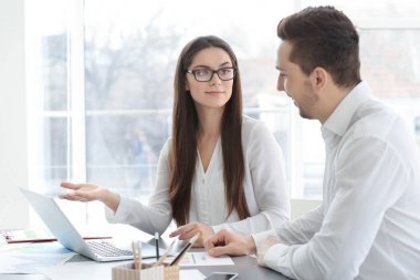 Ofiste çalışan iş adamları