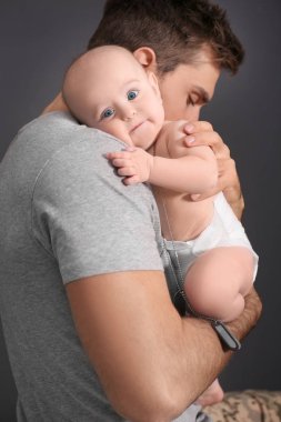 Askeri babası onun yeni doğan bebek tutan