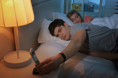 Uyku bozukluğu olan genç adam 