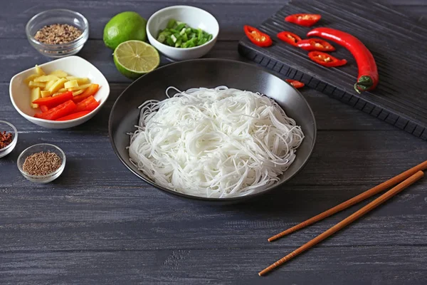 Piatto con tagliatelle di riso — Foto Stock