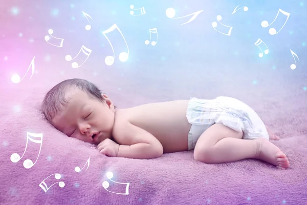 Söt baby som sover på pläd. Lullaby låtar och musik koncept — Stockfoto