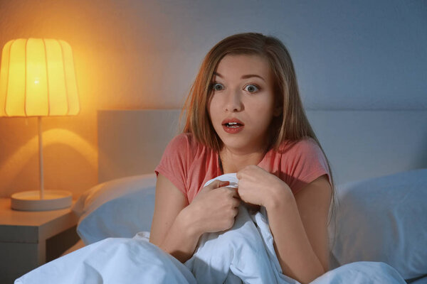 Молодая напуганная женщина
  