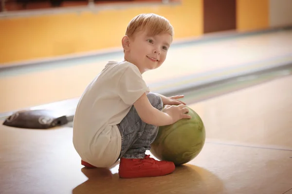 Bambino carino con palla nel bowling club — Foto Stock