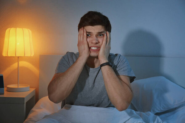 Испуганный мужчина в постели
 