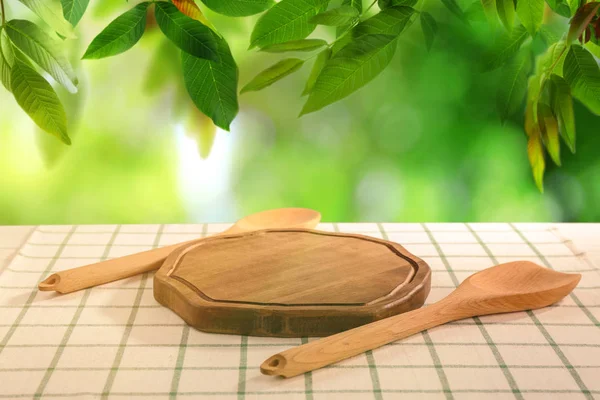Деревянная доска и другие кухонные принадлежности — стоковое фото