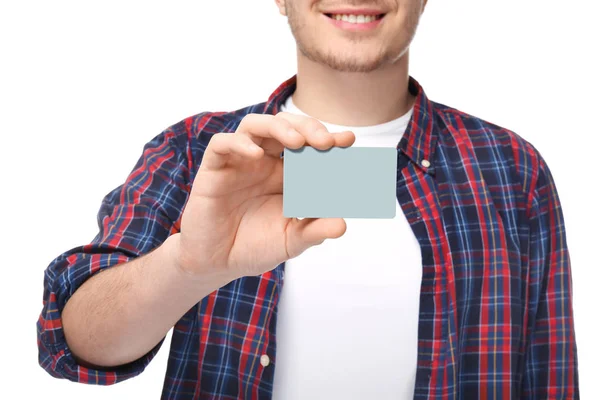 Bonito jovem com cartão de visita no fundo branco, close-up — Fotografia de Stock