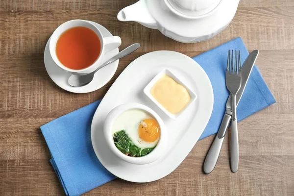 Plate with tasty egg and spinach — Stock Photo, Image