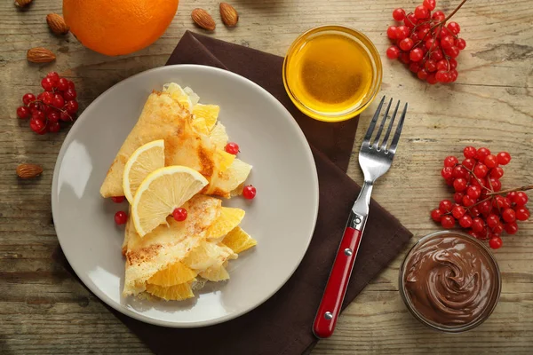 Läckra pannkakor med citrusfrukter — Stockfoto