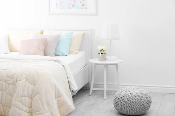 掛け布団と快適なベッド — ストック写真