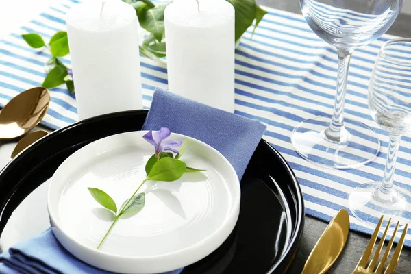 Ajuste de mesa con decoración floral —  Fotos de Stock