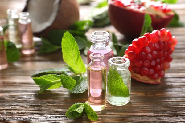 Bela composição com frascos de perfume — Fotografia de Stock