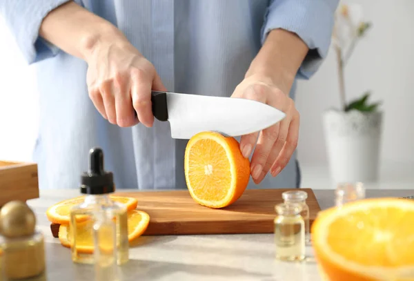 Mujer cortando naranja, primer plano — Foto de Stock