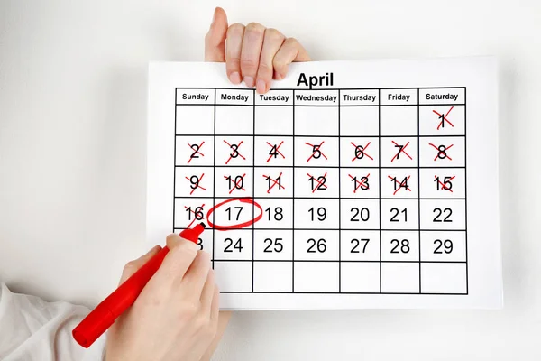 Woman marking date in calendar — Stock Photo, Image