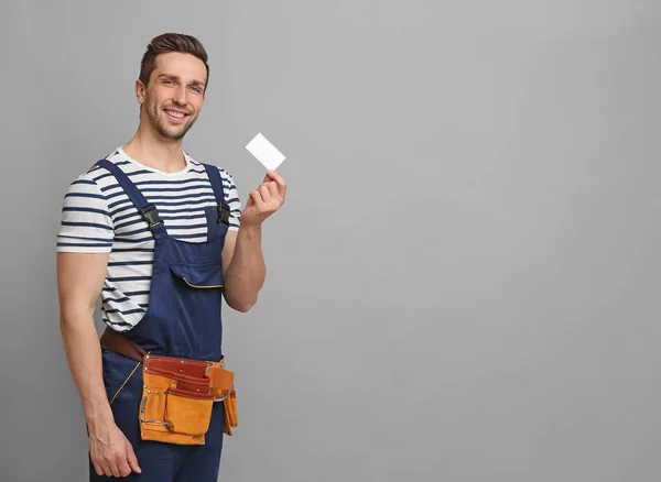 Trabajador guapo con tarjeta de visita —  Fotos de Stock