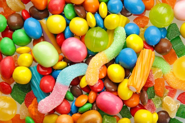 Смачні і барвисті цукерки з — стокове фото