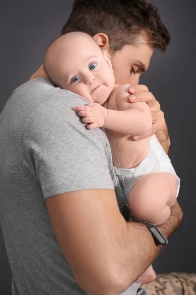 Στρατιωτική πατέρα κρατώντας το νεογέννητο μωρό του — Φωτογραφία Αρχείου