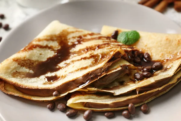 Teller mit leckeren Pfannkuchen — Stockfoto