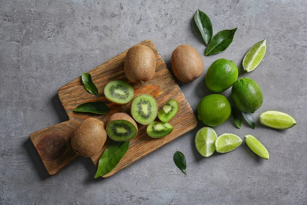 Placa com limão fresco e kiwi frutas — Fotografia de Stock