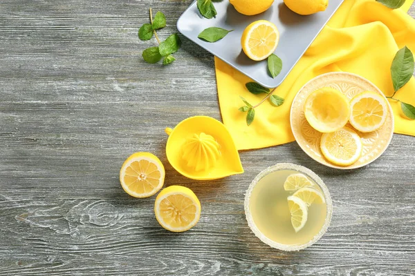 Lemon juice in bowl and squeezer — Stock Photo, Image