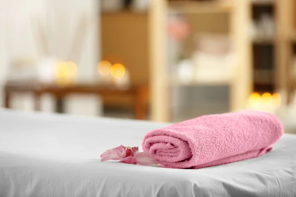 Handtuch auf Massagetisch — Stockfoto