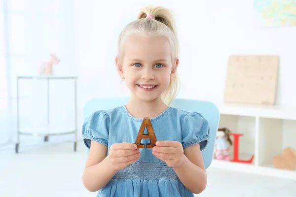 Niedliches kleines Mädchen mit Buchstabe a — Stockfoto