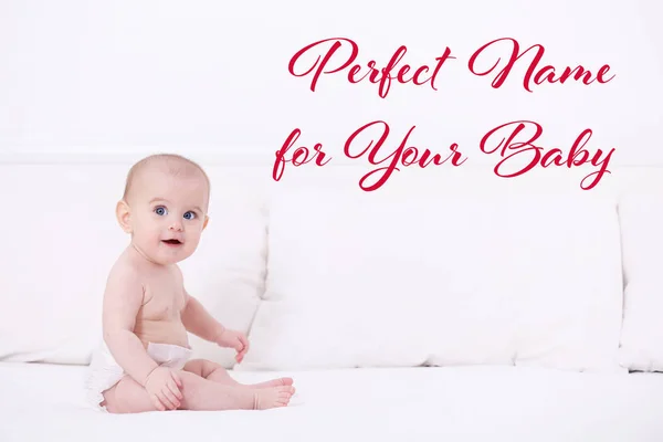 Koncepció a baba nevének kiválasztásában. Kis gyerek ül ágyas — Stock Fotó