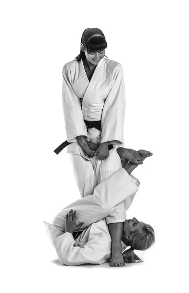 Mulheres praticando artes marciais — Fotografia de Stock