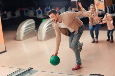 Bowling kulüpte eğlenmek aile